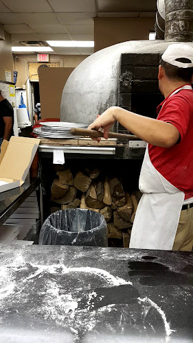 Opinii despre Dino's Wood Burning Pizza în Etobicoke - Hospitality and gastronomy