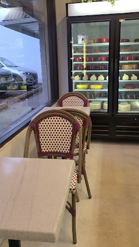 823 15th St W, North Vancouver, BC V7P 1M7