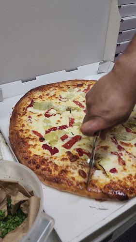 Opinii despre Carmine's Pizzeria- Authentic New York Style Pizzas în Calgary - Hospitality and gastronomy