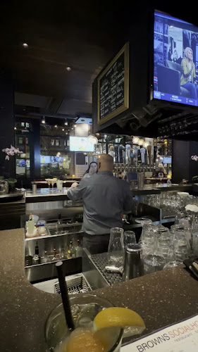 103 2nd St W, North Vancouver, BC V7M 2E7