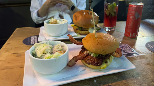 Opinii despre El Furniture Warehouse în Calgary - Hospitality and gastronomy