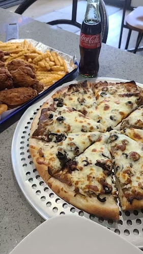 Opinii despre Mona's Pizza în Edmonton - Hospitality and gastronomy