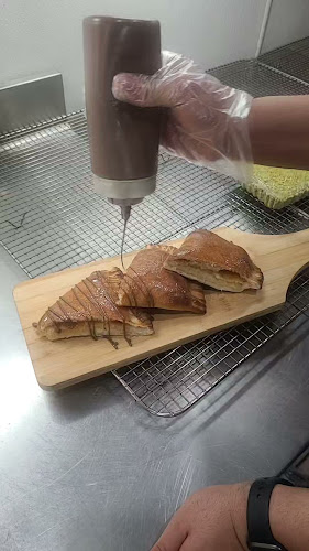 Mona's Pizza - Hospitality and gastronomy