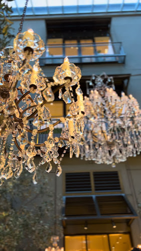 RH Courtyard Restaurant at RH Toronto - Hospitality and gastronomy