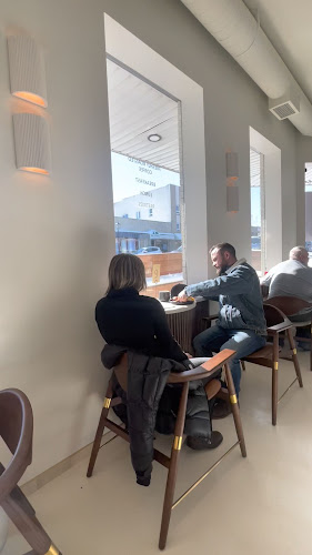 Opinii despre Poolhouse Cafe & Roastery- Formerly Madhatter Coffee Roastery în Medicine Hat - Hospitality and gastronomy