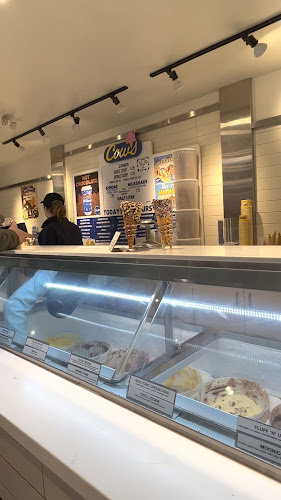 Opinii despre COWS Whistler în Whistler - Hospitality and gastronomy