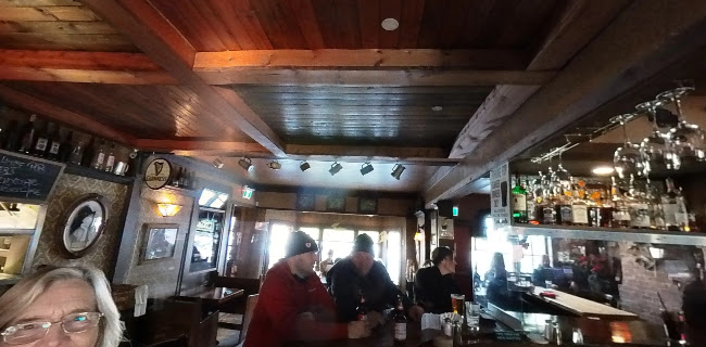 Opinii despre 17 Mile House Pub în Sooke - Hospitality and gastronomy