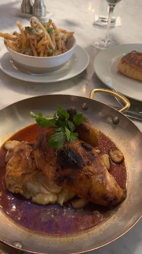 RH Courtyard Restaurant at RH Toronto - Hospitality and gastronomy