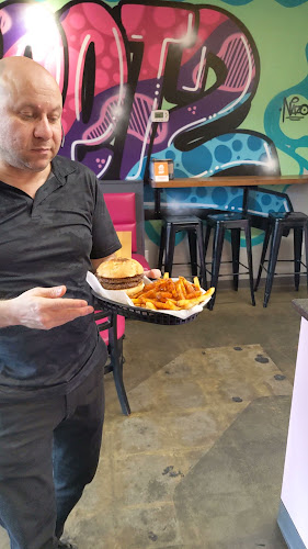 Opinii despre Deadbeetz Burgers în Victoria - Hospitality and gastronomy