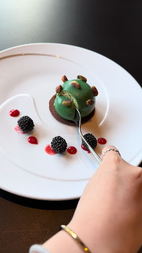 220 Bloor St W, Toronto, ON M5S 3B7