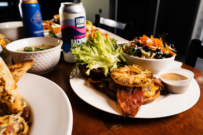 Hideaway Public House - Salmon Arm