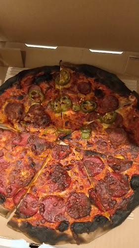 Opinii despre Dino's Wood Burning Pizza în Etobicoke - Hospitality and gastronomy