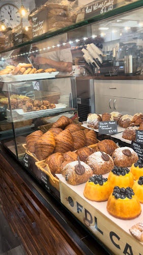 Opinii despre Fior Di Latte Cafe, Bakery & Gelato în Burnaby - Hospitality and gastronomy