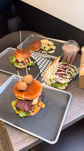 Opinii despre The Bullger Burger & Steak (Queen) în Toronto - Hospitality and gastronomy