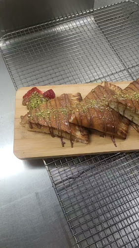 Mona's Pizza - Edmonton