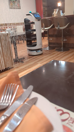 J & J Wonton Noodle House - Hospitality and gastronomy