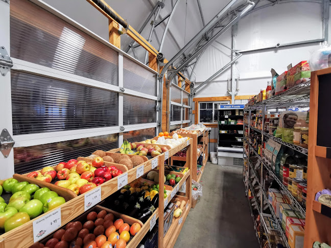 Opinii despre Daniel's Market - Farm Fresh with Chevron Gas Station în Sooke - Hospitality and gastronomy