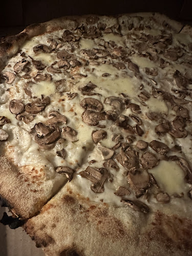 Opinii despre La Pache Pizza Commercial Drive în Vancouver - Hospitality and gastronomy