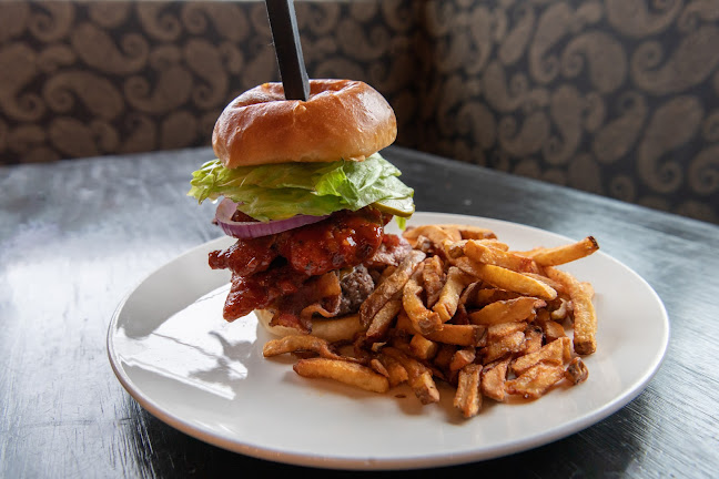 Ye Olde Squire - Hamilton Mountain (Upper James) - Hospitality and gastronomy