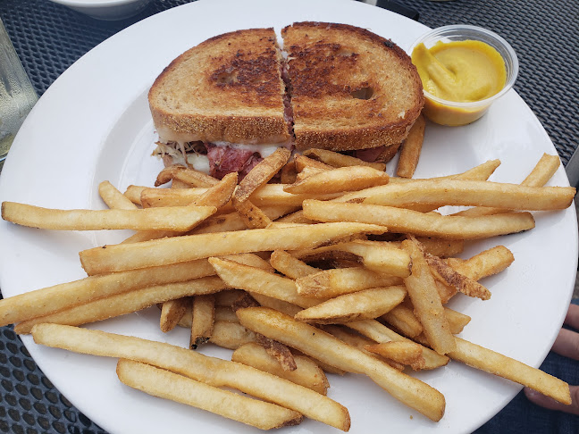 Headquarters Restaurant and Bar - Hospitality and gastronomy