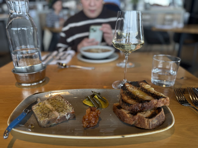 5445 Lakeshore Rd, Kelowna, BC V1W 4S5