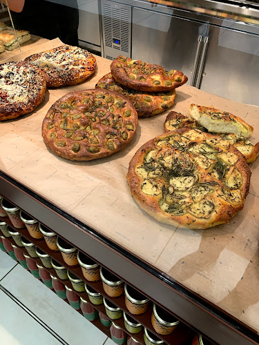 100 King Street West, Store CN 0144, Toronto, ON M5X 1A9