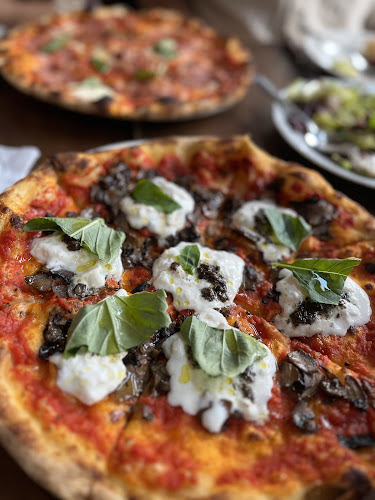 328 Wellington St W, Toronto, ON M5V 3T4