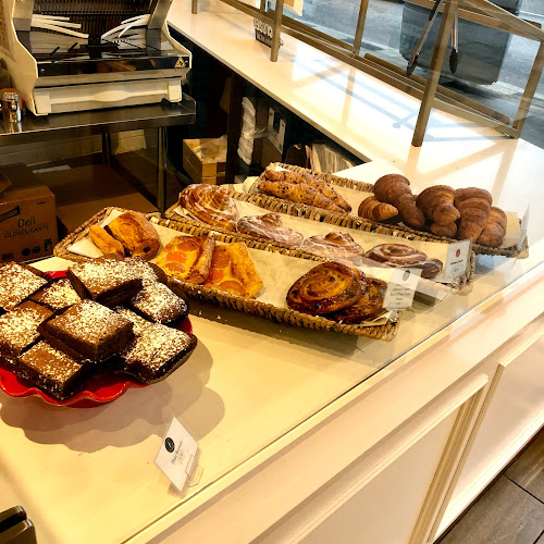 689 St Clair Ave W, Toronto, ON M6C 1B2