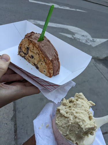 6 Charles St E, Toronto, ON M4Y 1T2