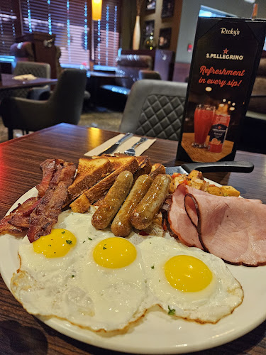 Opinii despre Ricky's All Day Grill - 170th Holiday Inn în Edmonton - Hospitality and gastronomy