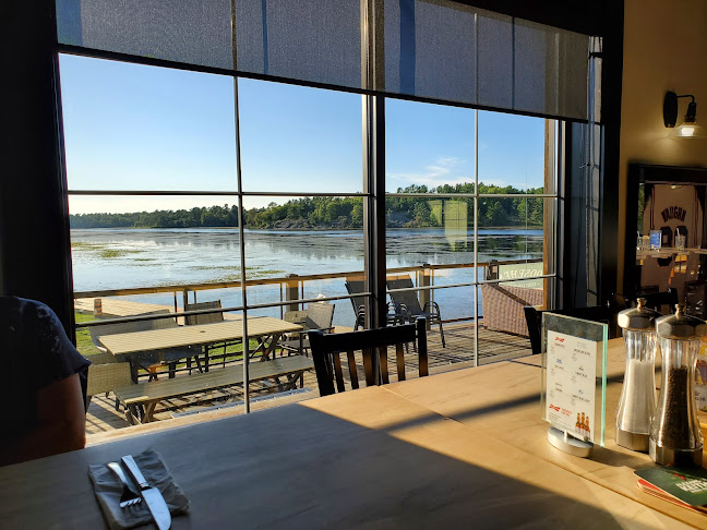 Pier Seventeen Hotel & The Pier Sports Bar - Hospitality and gastronomy