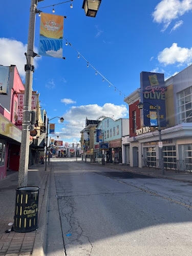 5026 Centre St, Niagara Falls, ON L2G 3N7