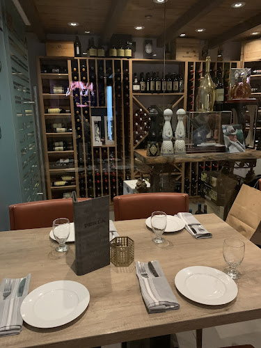 Perla Oyster Bar & Grill - Hospitality and gastronomy