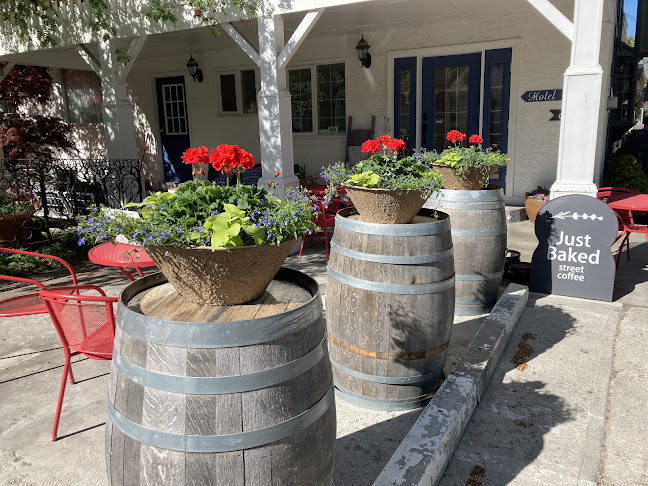 Just Baked : naramata street coffee - Hospitality and gastronomy