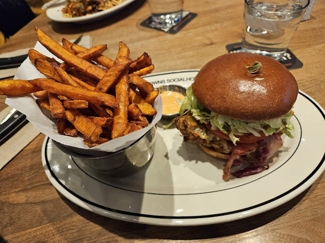 Opinii despre Browns Socialhouse Eagle Landing în Chilliwack - Hospitality and gastronomy