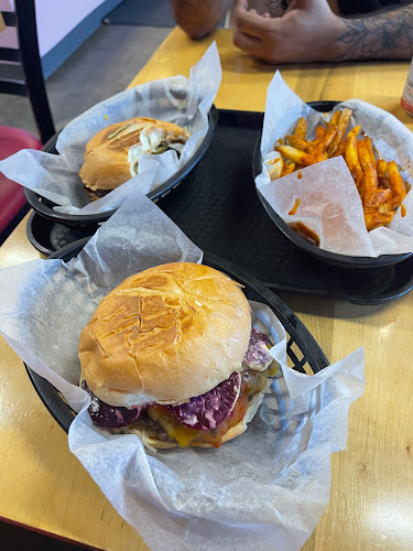 Opinii despre Deadbeetz Burgers în Victoria - Hospitality and gastronomy