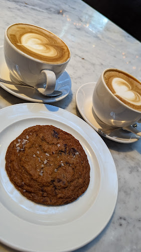 Opinii despre RH Courtyard Restaurant at RH Toronto în Toronto - Hospitality and gastronomy