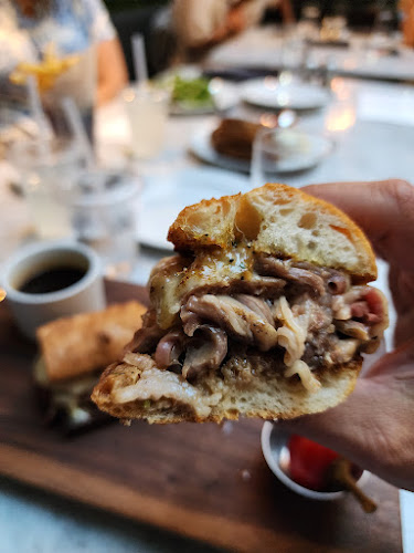 Opinii despre RH Courtyard Restaurant at RH Toronto în Toronto - Hospitality and gastronomy