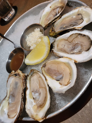 181 Bathurst St, Toronto, ON M5T 2R7