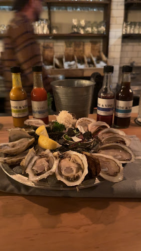 Tide and Vine Oyster House - Hospitality and gastronomy