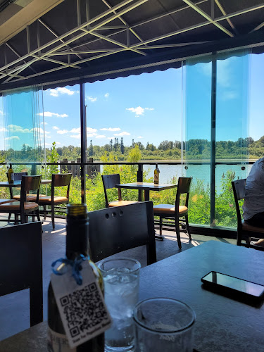 Comentarii opinii despre Kingfishers Waterfront Bar & Grill