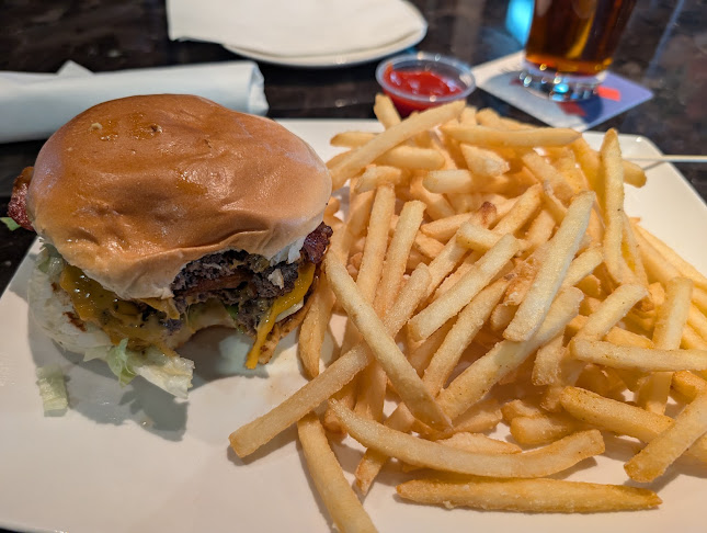 40 Lakeshore Rd E, Mississauga, ON L5G 1C8