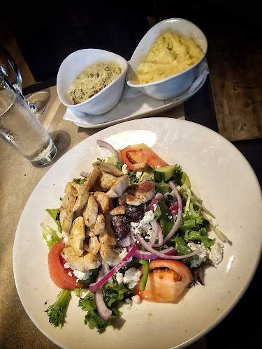 Mano's Restaurant & Lounge