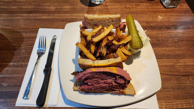 Moe's Bar & Grill - Pointe-Claire