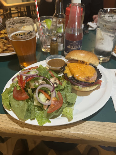 96 Yonge St, Kingston, ON K7M 1K4