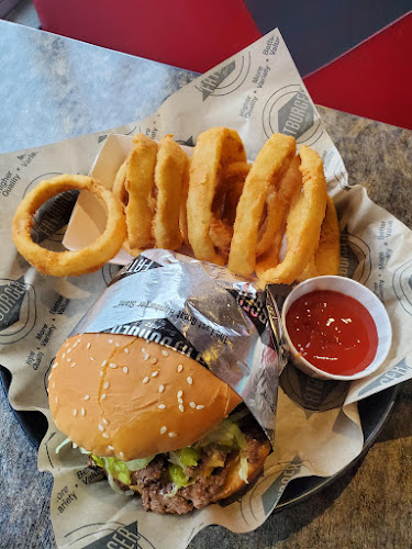 Opinii despre Fatburger Deerfoot în Calgary - Hospitality and gastronomy