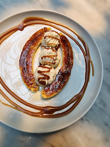 RH Courtyard Restaurant at RH Toronto - Hospitality and gastronomy