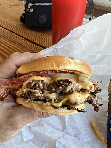 Opinii despre L'Authentique Poutine and Burgers în Victoria - Hospitality and gastronomy