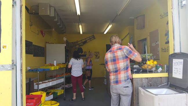 The Friendly Farmer Fruitstand - Kelowna