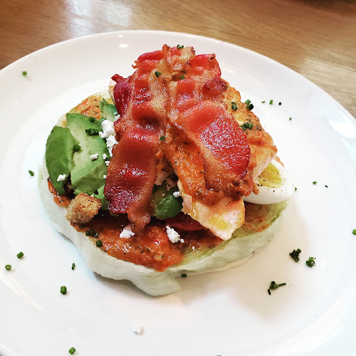 70 University Ave, Toronto, ON M5J 2M4